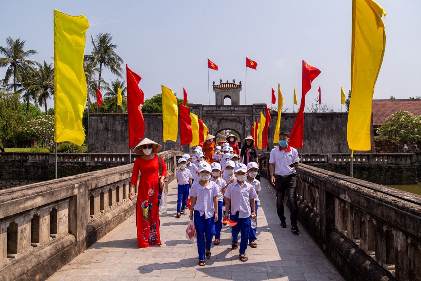 Du khách đến tham quan Thành Cổ Quảng Trị