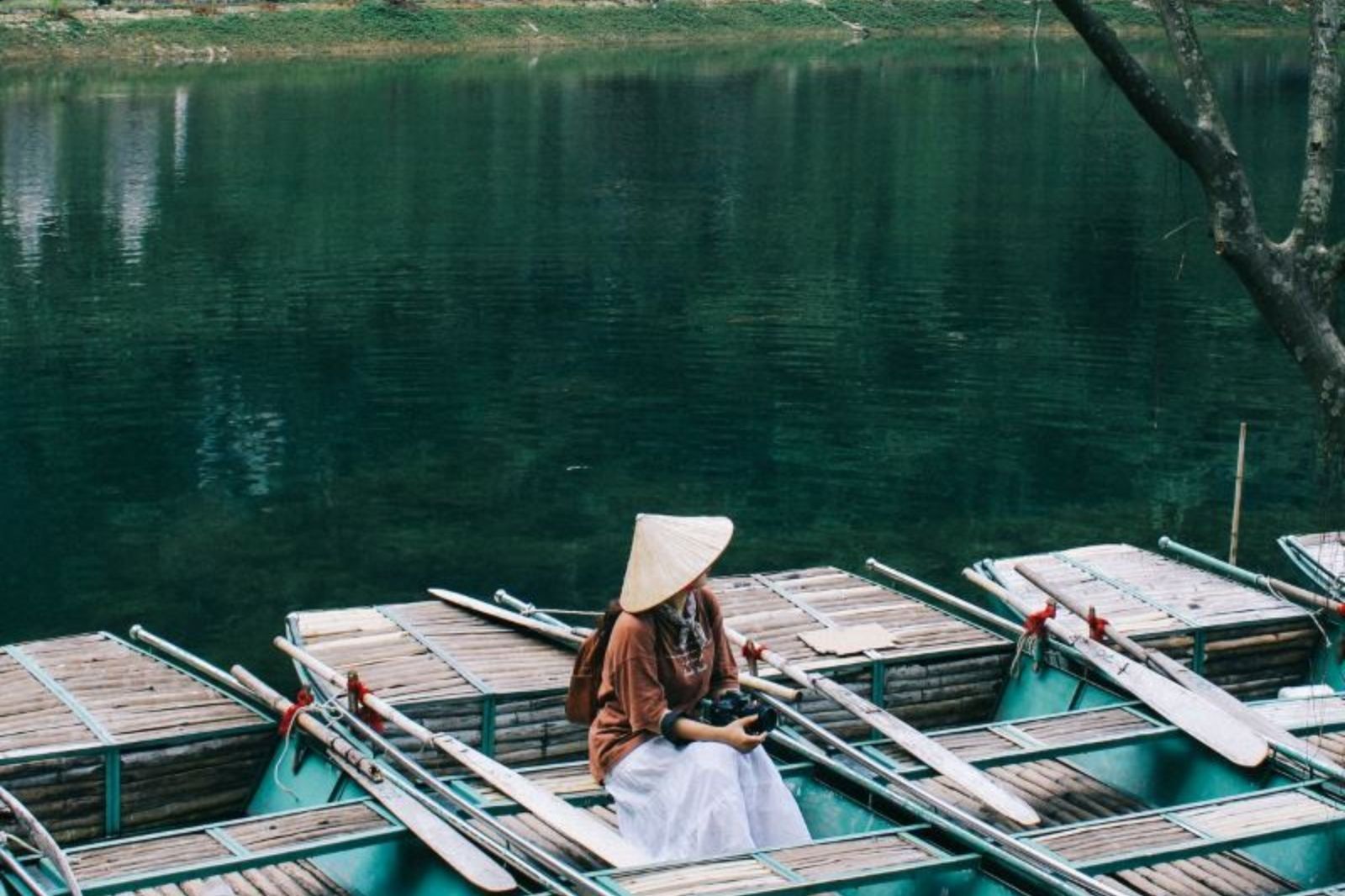 Du khách đến Tuyệt Tình Cốc check-in