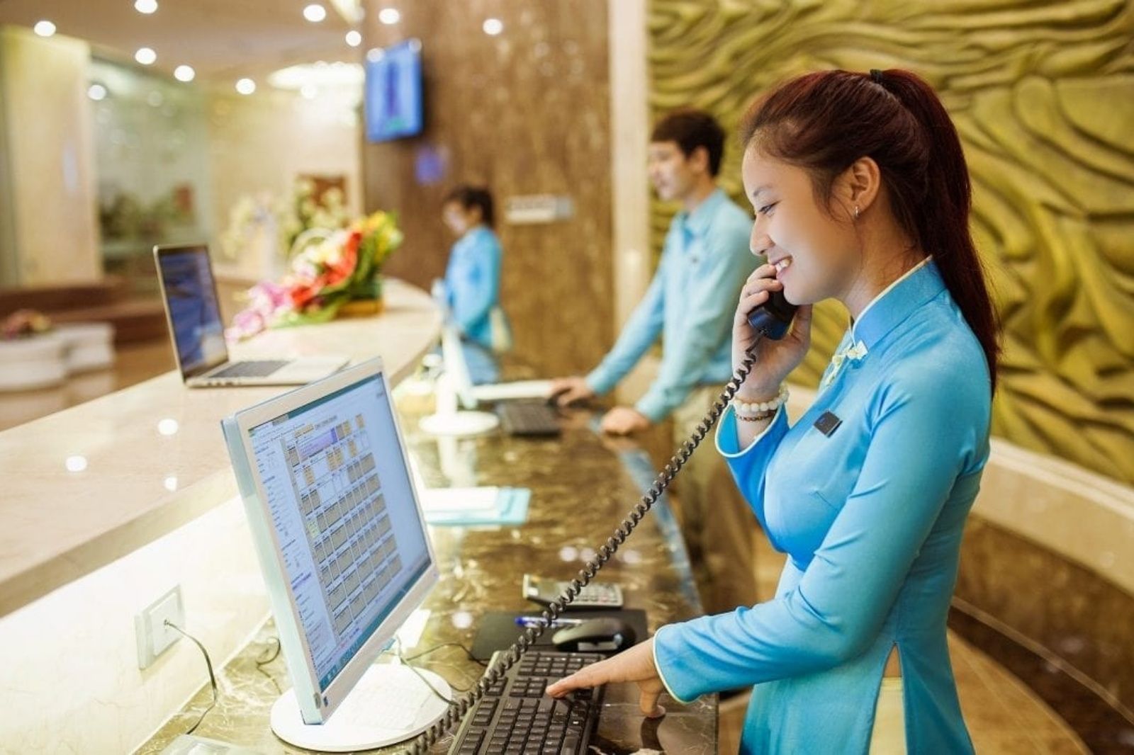 Du khách nên liên hệ trực tiếp với khách sạn để xác nhận