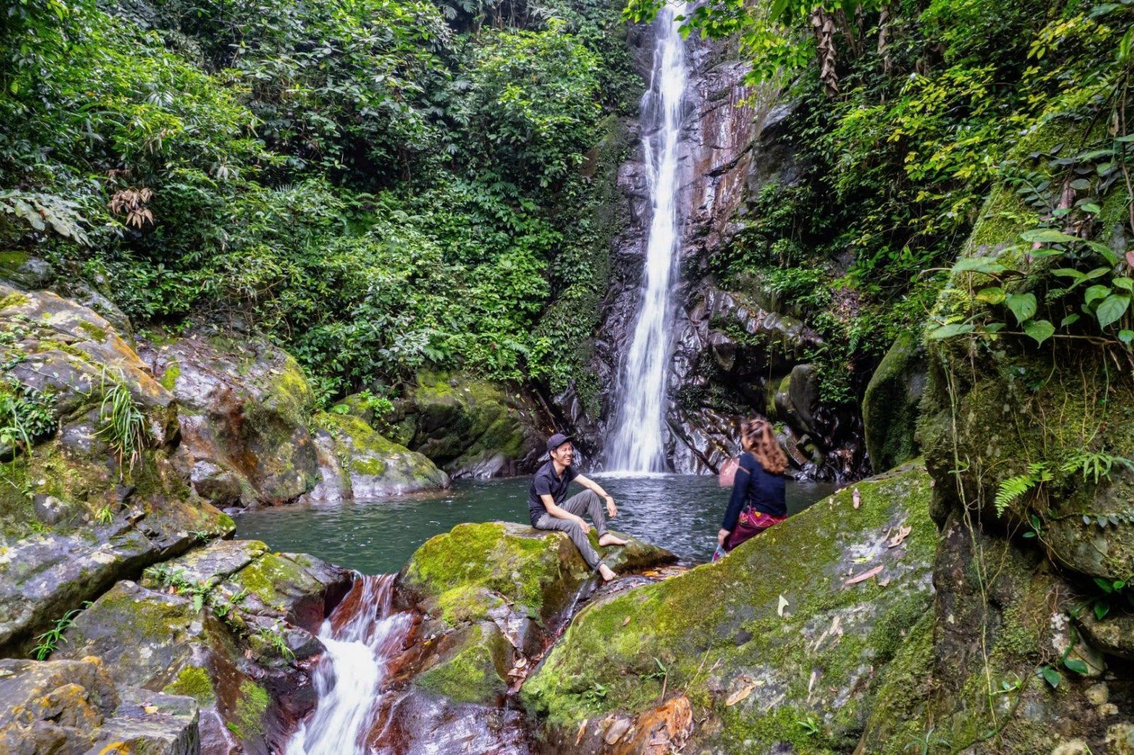 Du khách ngồi thư giãn dưới chân Thác Mụ Mệ