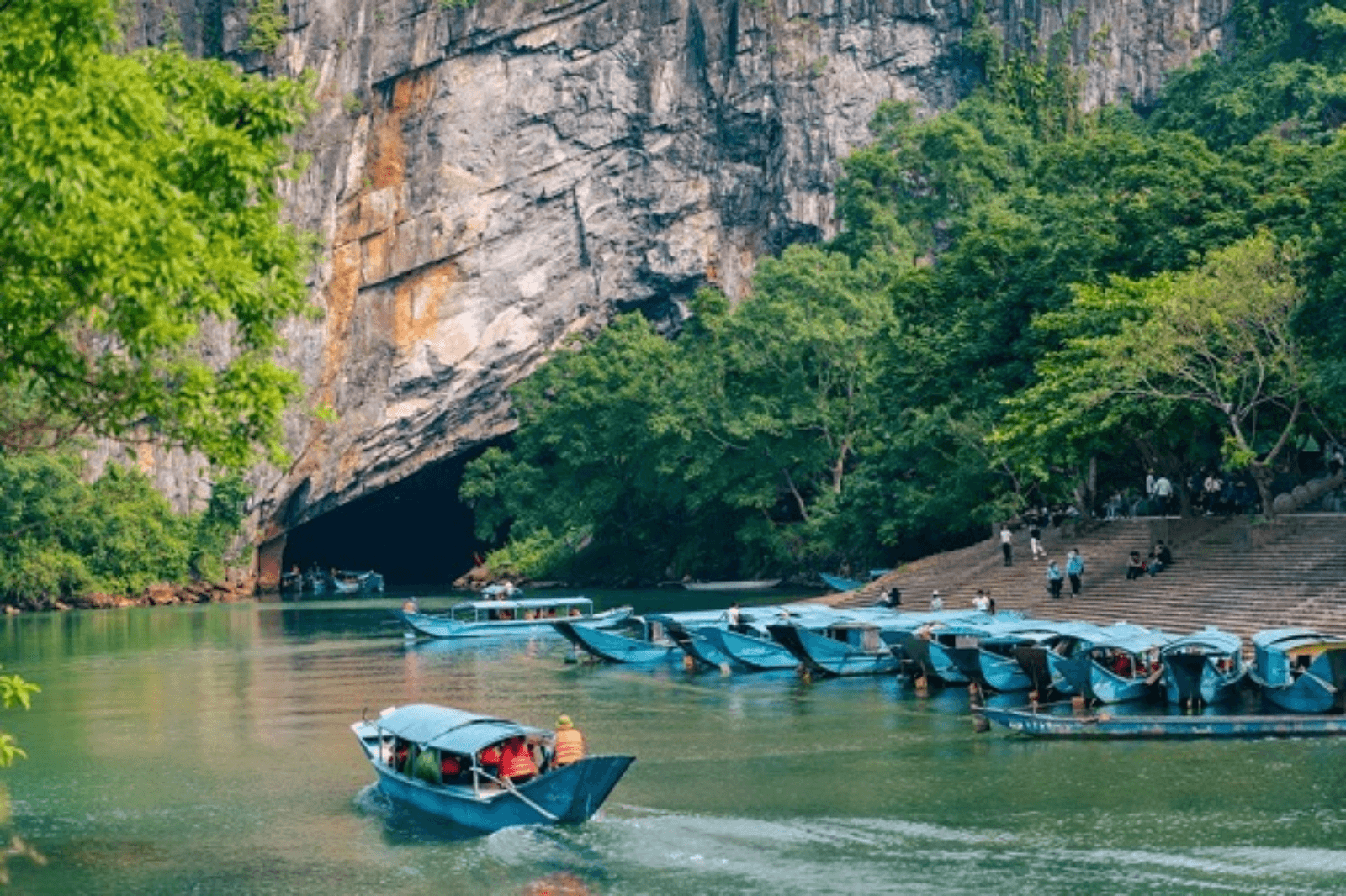 Du khách sẽ đi thuyền để tiến vào động