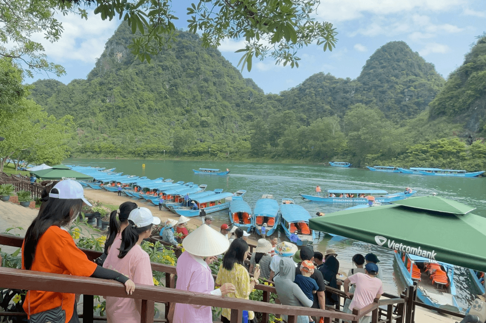 Du khách sẽ mua vé tham quan và xuất phát từ bến thuyền 