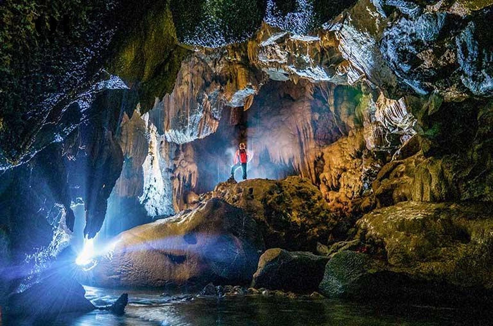 Du khách thám hiểm Hang Va