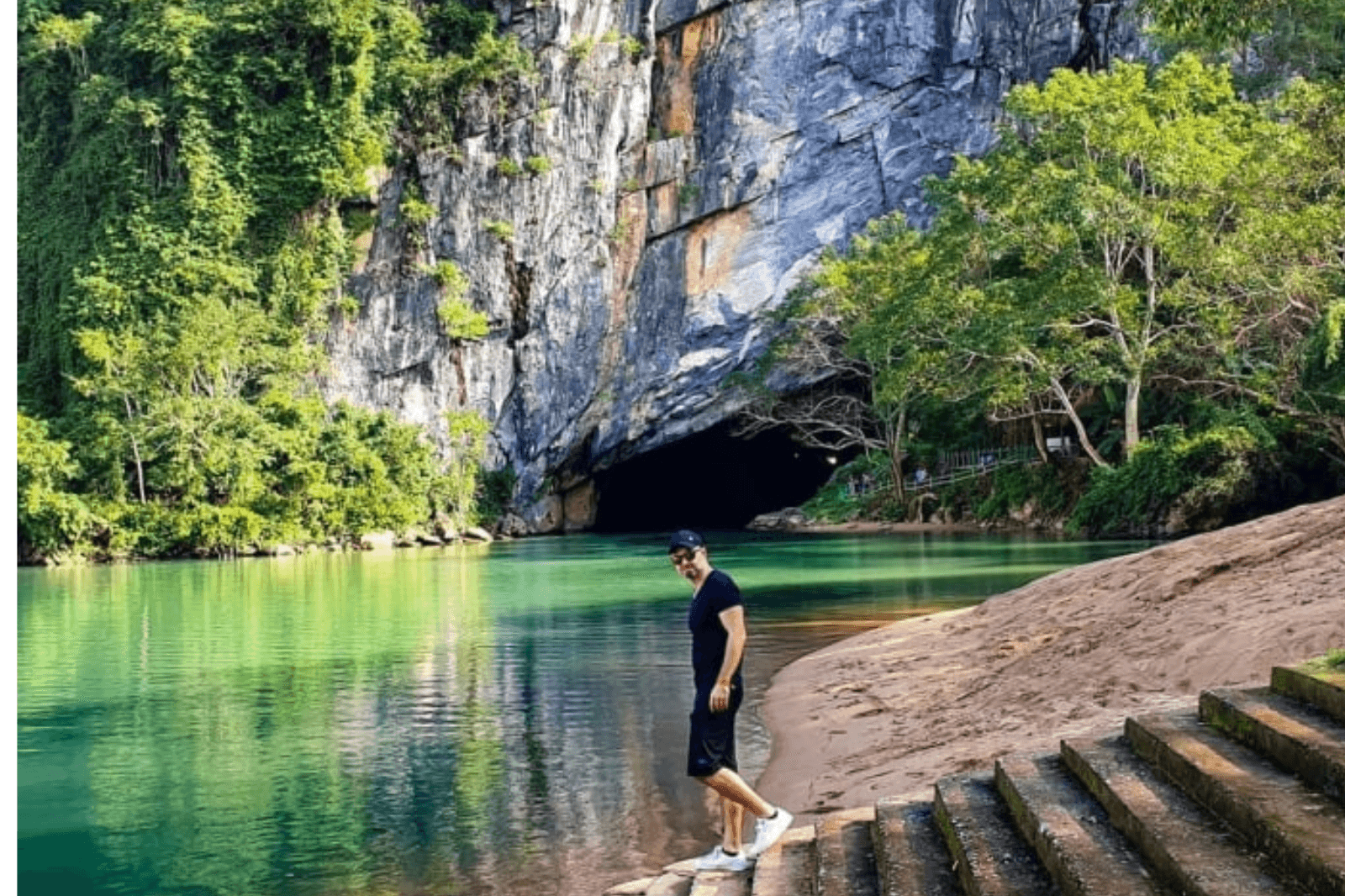Du khách tham quan Động Phong Nha 