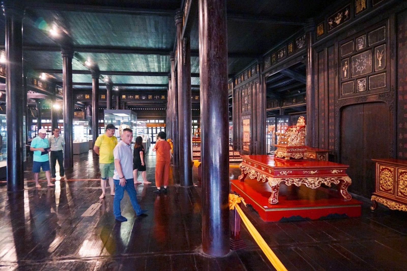 Du khách tham quan bảo tàng, tìm hiểu về một triều đại đã qua