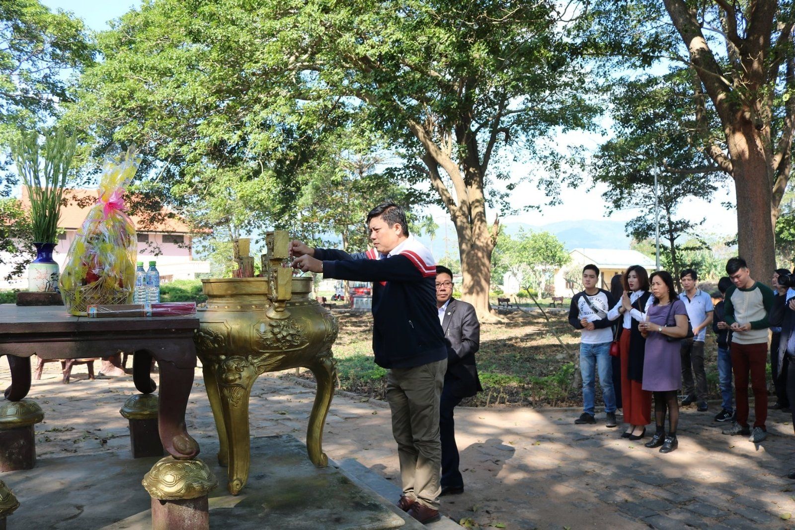 Du khách thắp nhang tưởng nhớ những người anh hùng đã nằng lại nơi đây