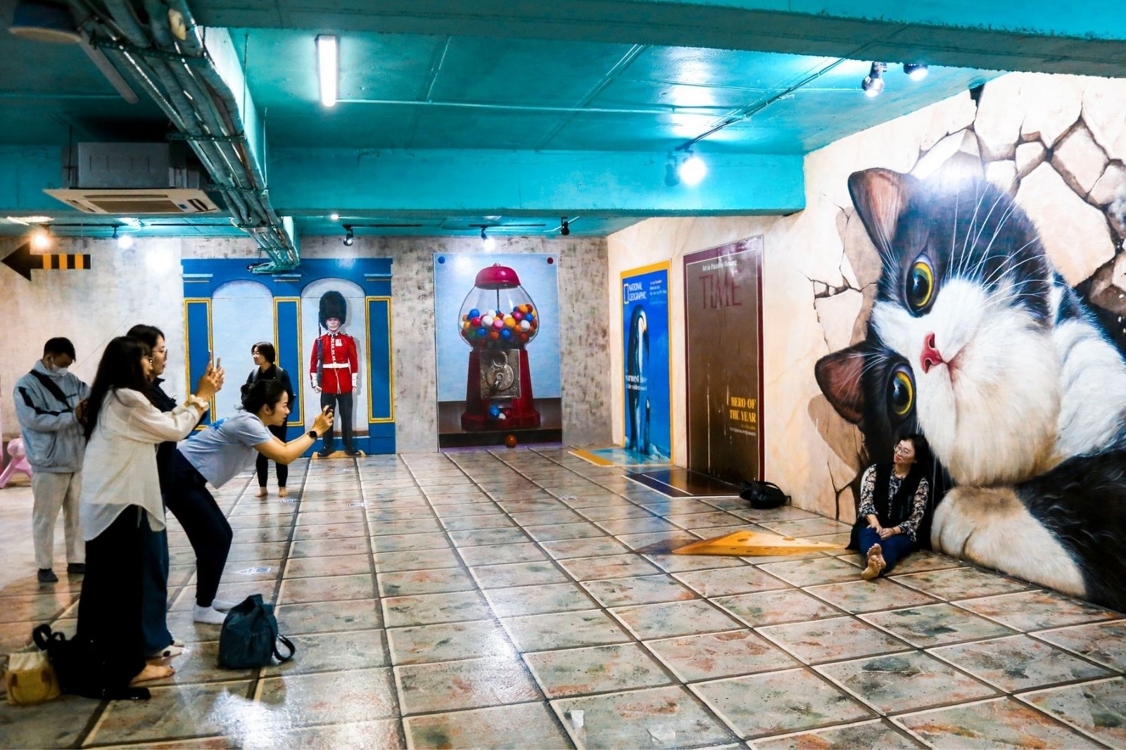 Du khách vô cùng thích thú với mọi tác phẩm trong bảo tàng