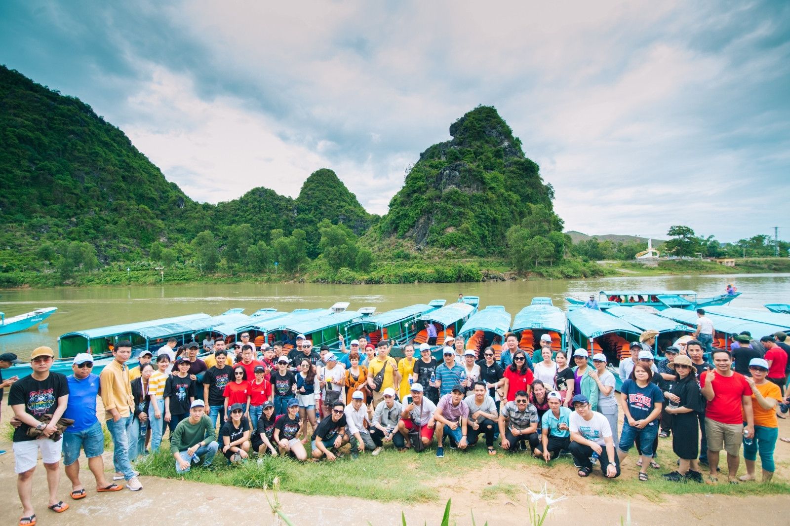 Du lịch theo tour, bạn chỉ cần chuẩn bị một tâm hồn vui vẻ là đủ