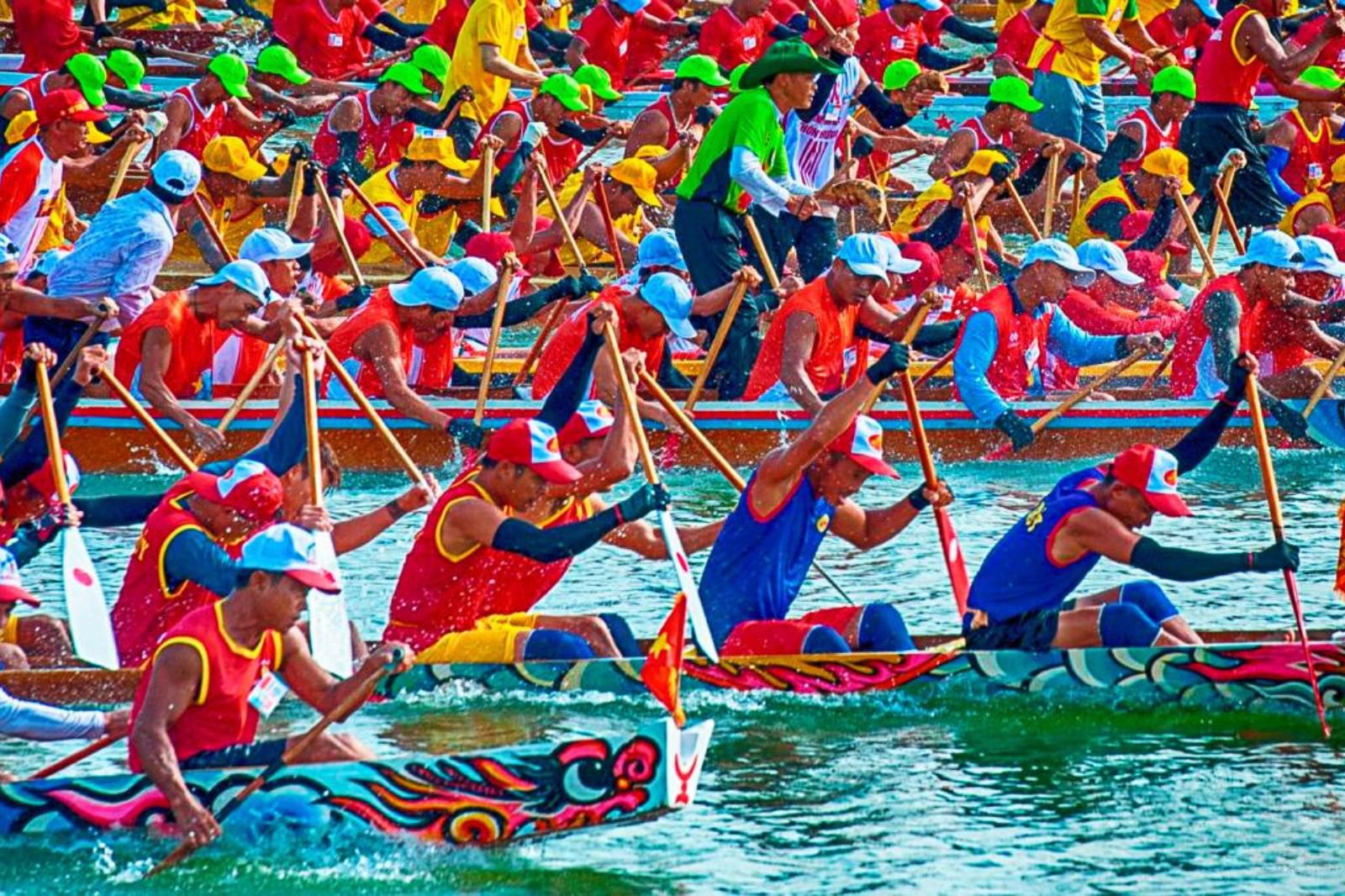 Đua thuyền không chỉ mang nét truyền thống mà còn là niềm tự hào của người dân Lệ Thủy