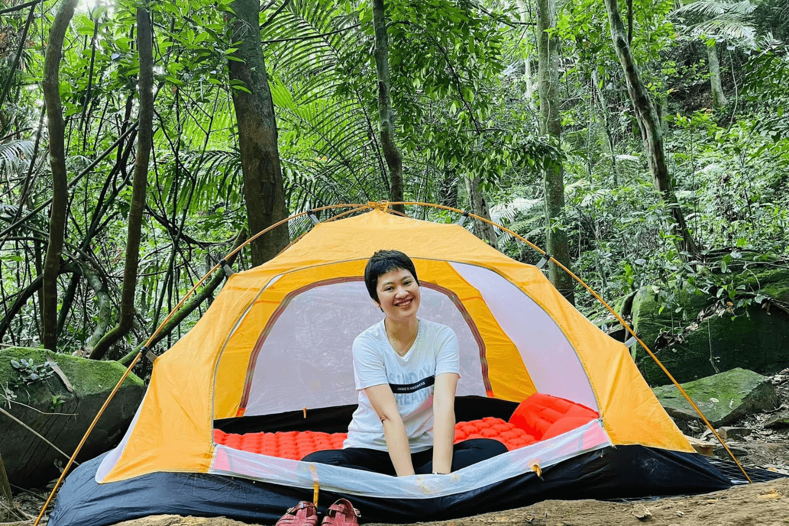 Dựng lều cắm tại nghỉ ngơi sau khi trekking 