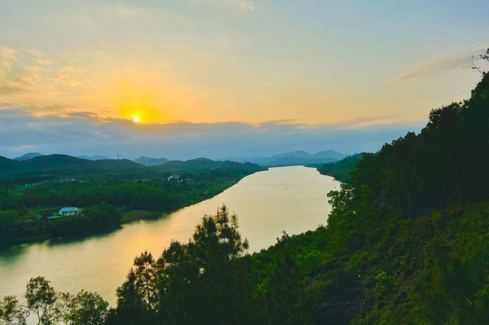 Đứng trên núi Ngự Bình, ngắm nhìn dòng sông êm đềm chảy