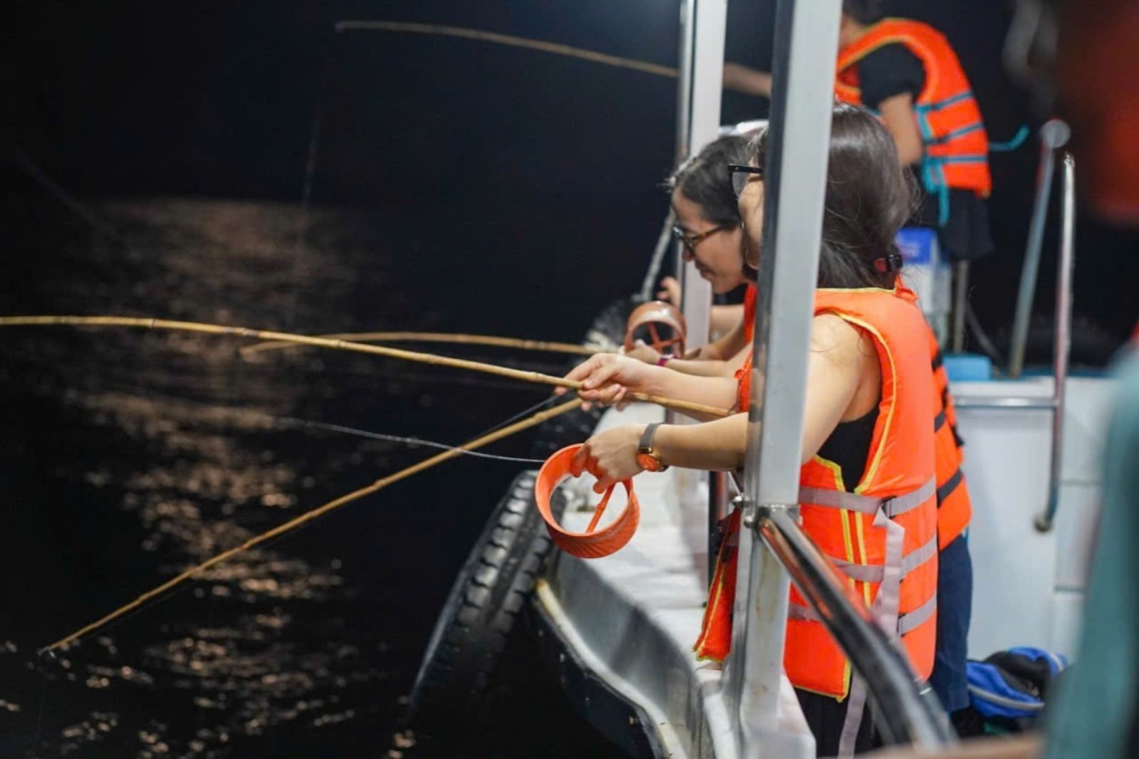 Đứng trên thuyền ngắm nhìn biển đêm và câu mực