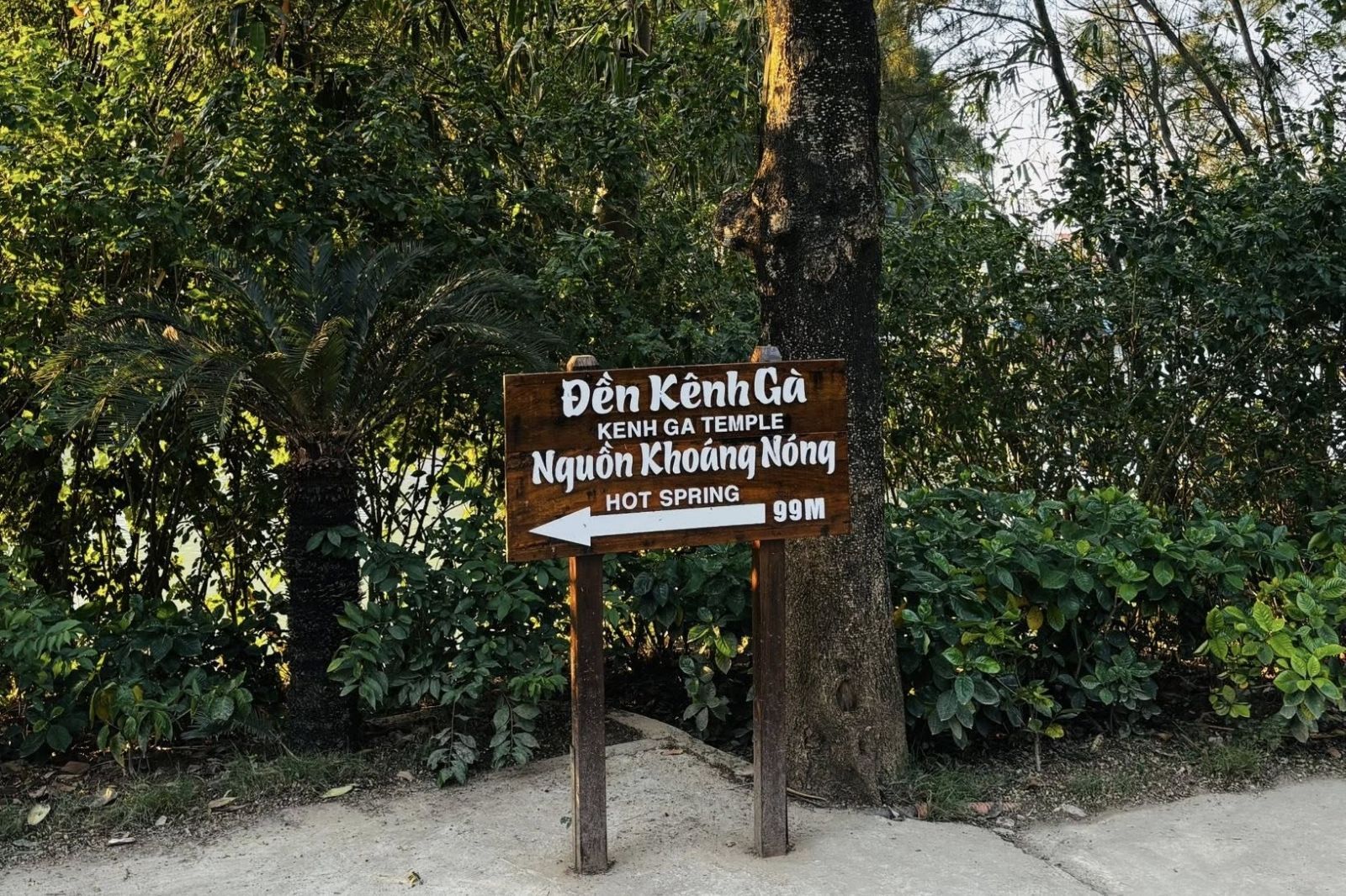Đường đến suối khoáng nóng Kênh Gà