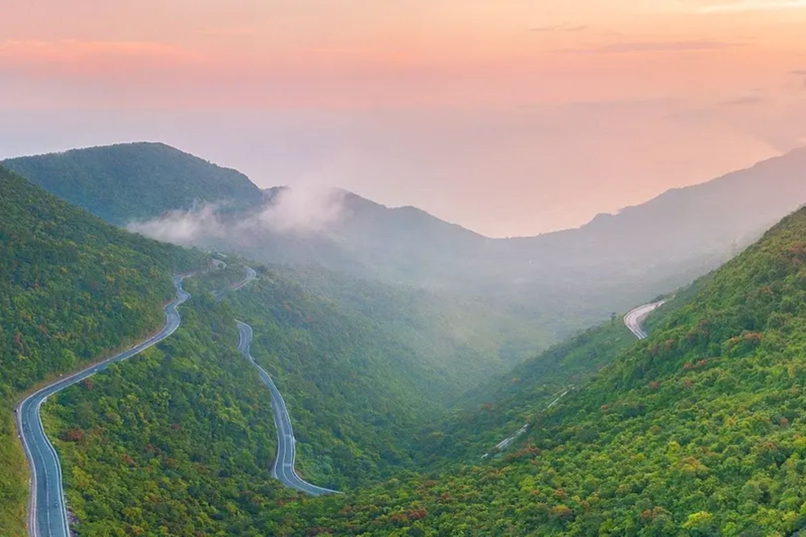 Đường lên Đèo Hải Vân giữa đại ngàn hùng vĩ