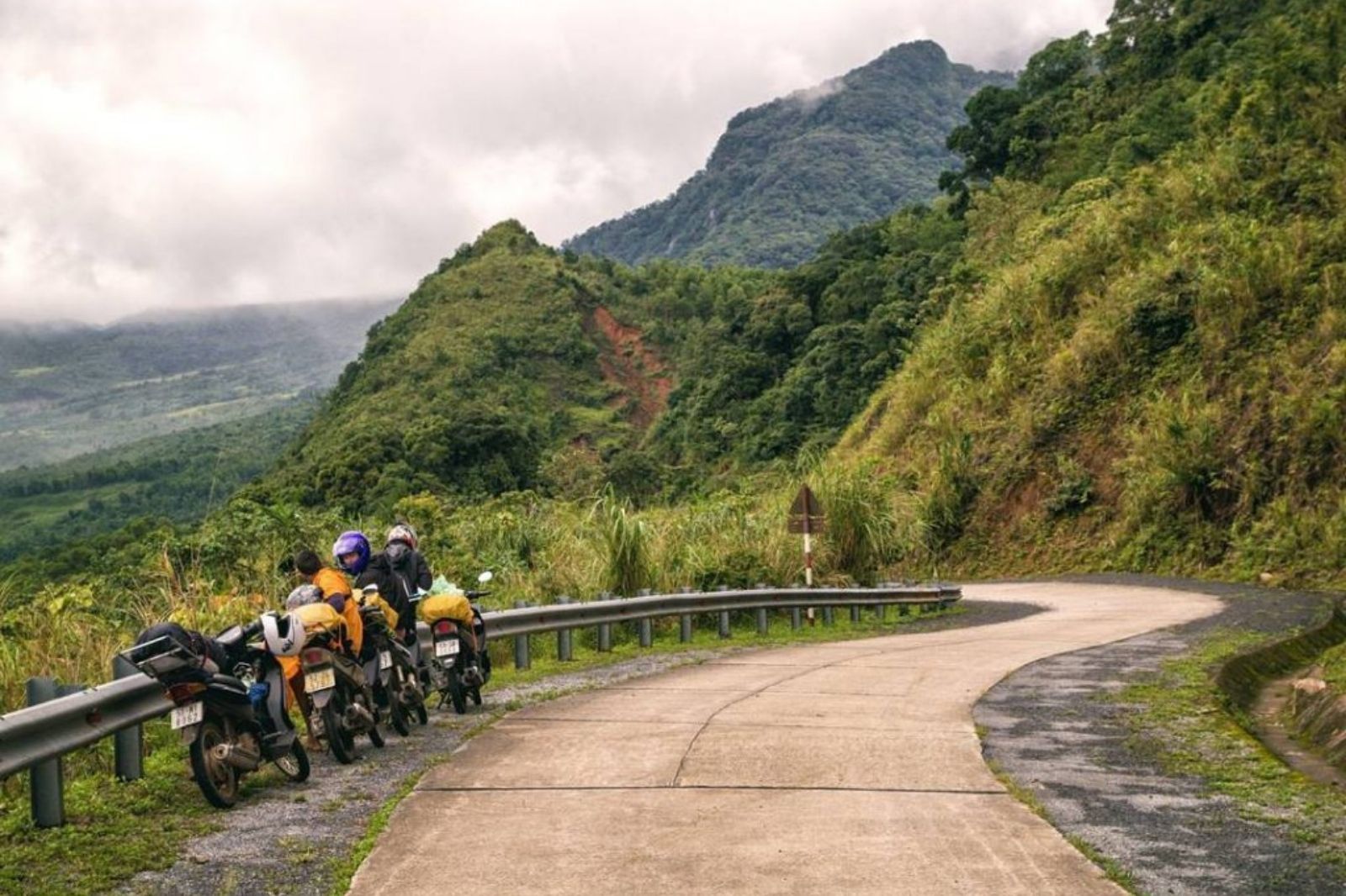 Đường lên đỉnh đèo Sa Mù