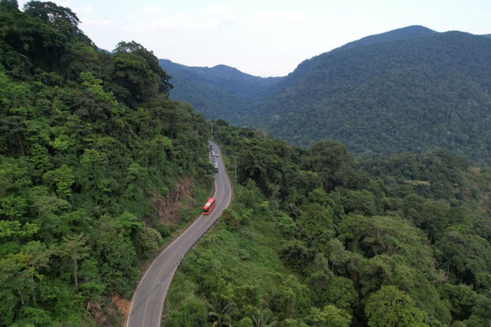 Đường mòn Hồ Chí Minh ở những đoạn đồi núi dốc cũng khó bắt sóng