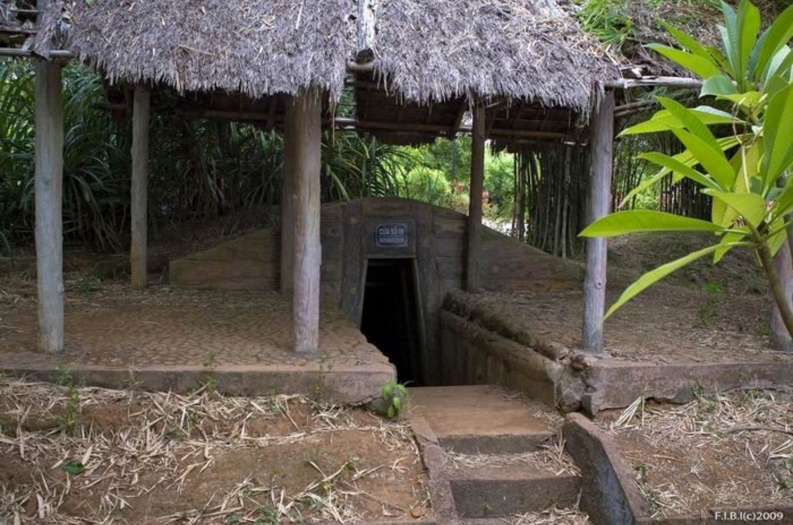 Duong-vao-dia-dao-vinh-moc-ngoi-lang-duoi-long-dat.jpg