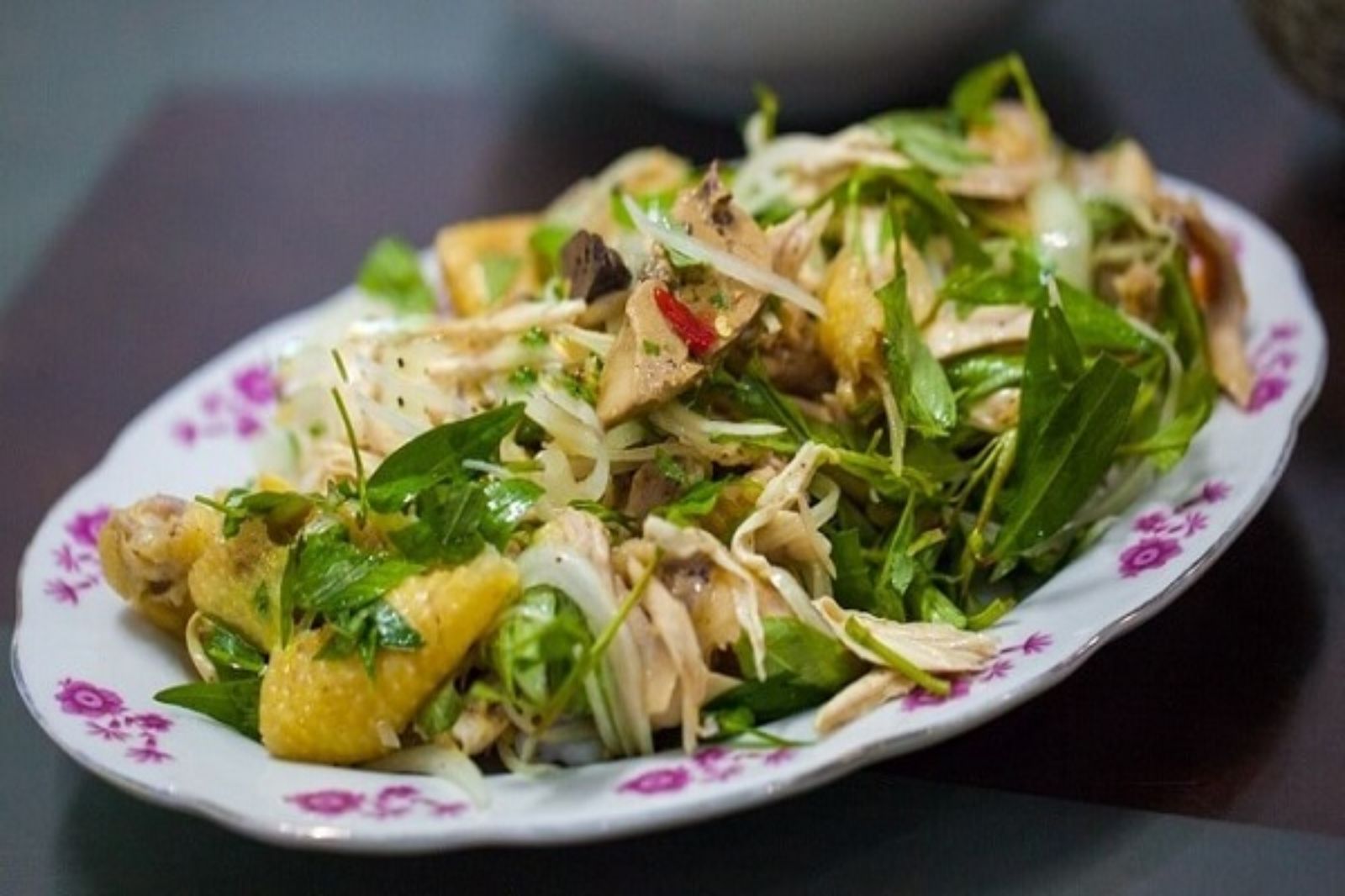 Gà bóp ở quán được nhiều du khách rất thích