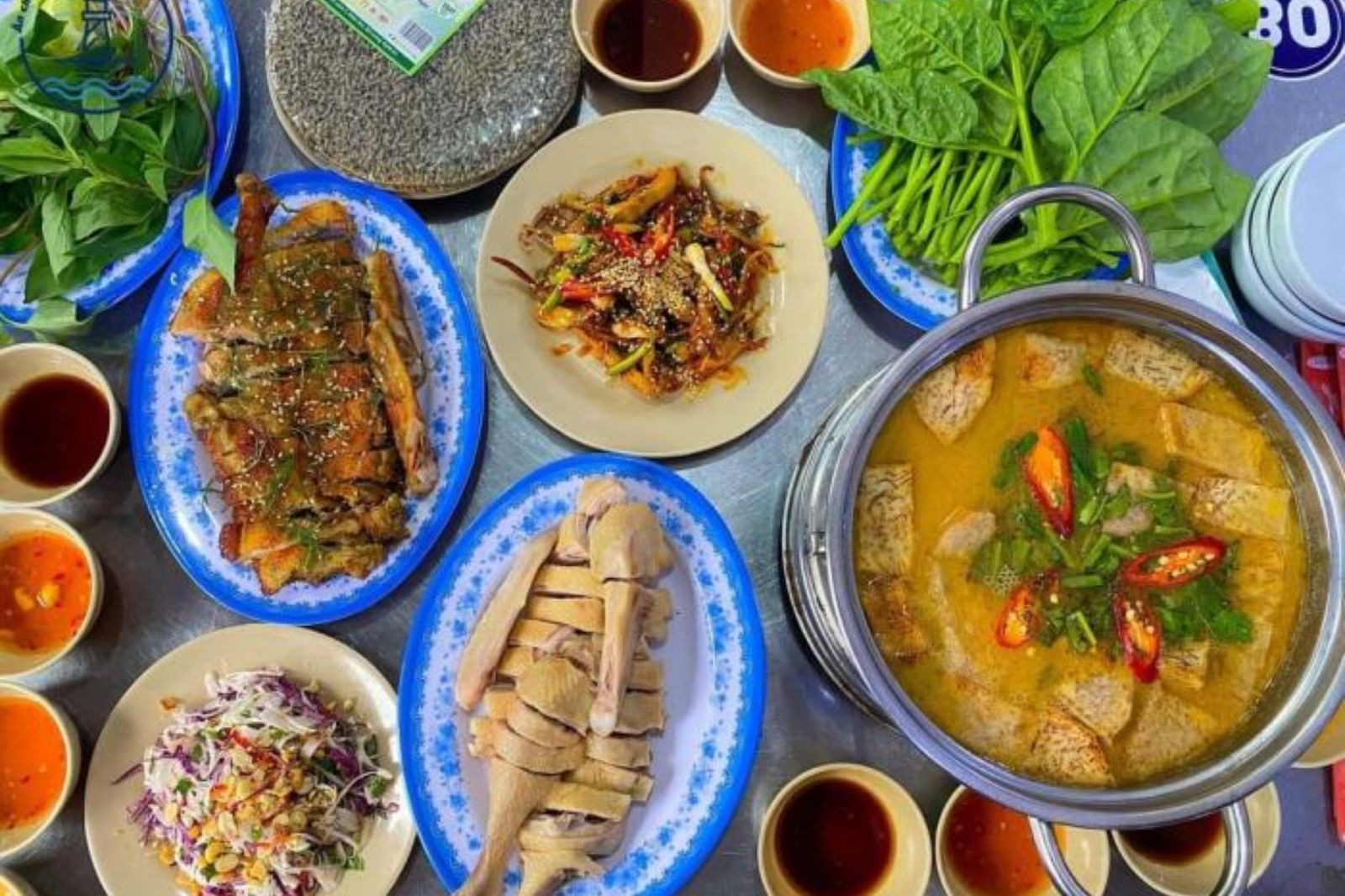 Gần Bàu Sen có nhiều quán ăn địa phương mà bạn có thể ghé