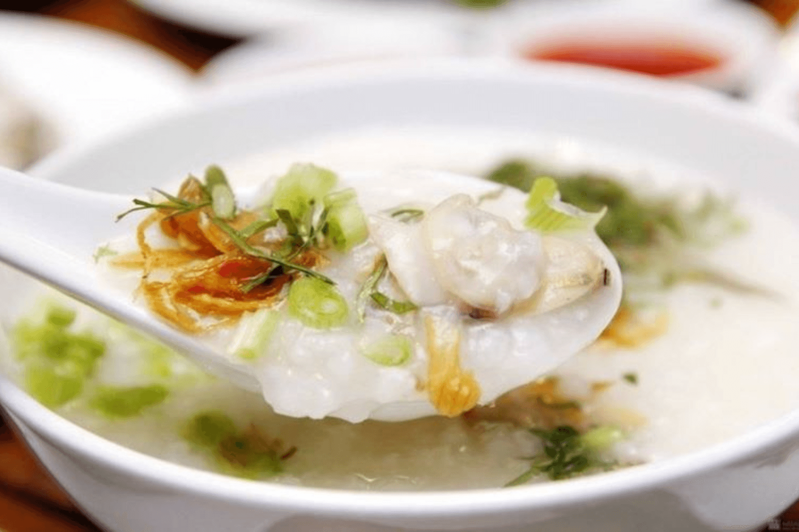 Gần Bàu Sen có nhiều quán ăn địa phương mà bạn có thể ghé 