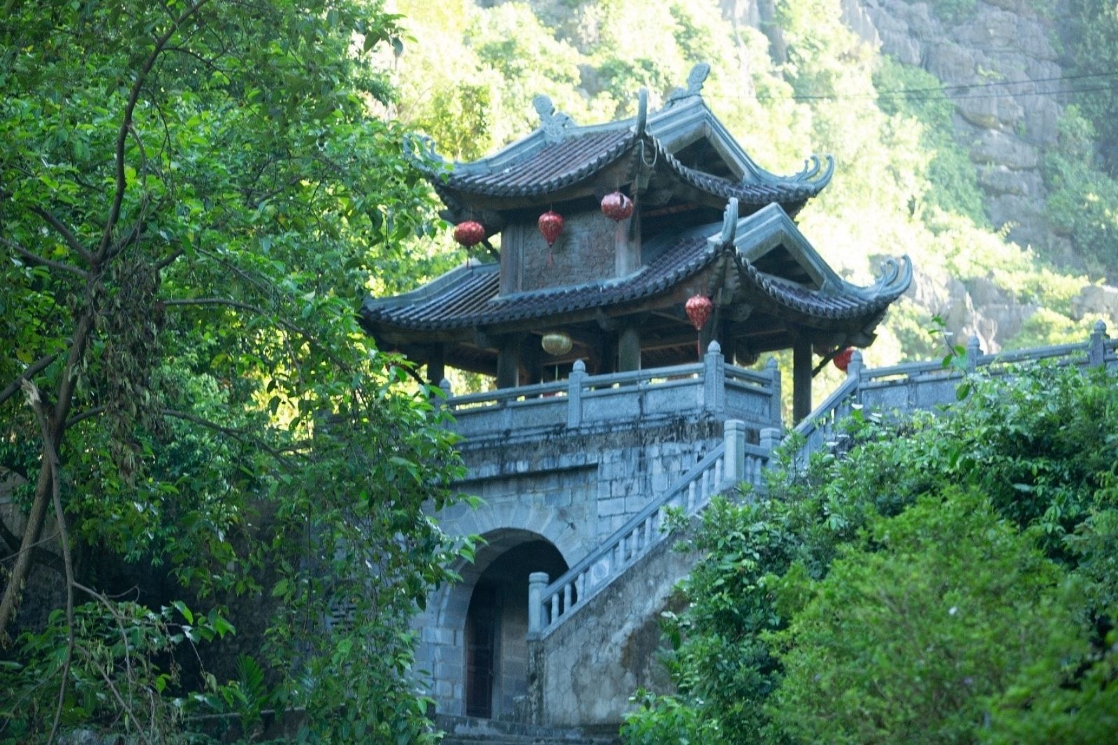 Ghé thăm chùa Am Tiên - Ninh Bình