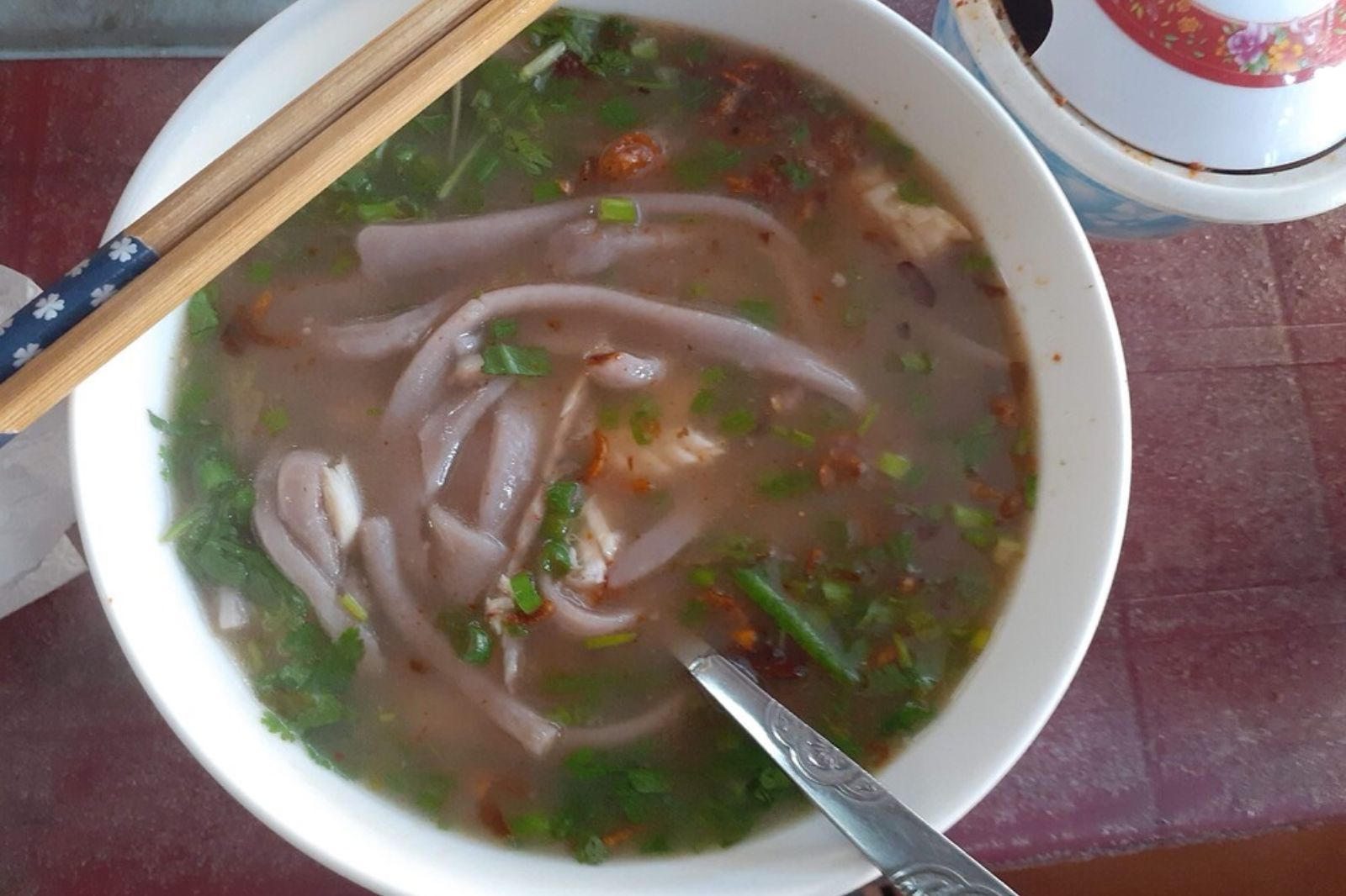 Giá cho một tô cháo sát thường rất rẻ và dễ ăn với nhiều người