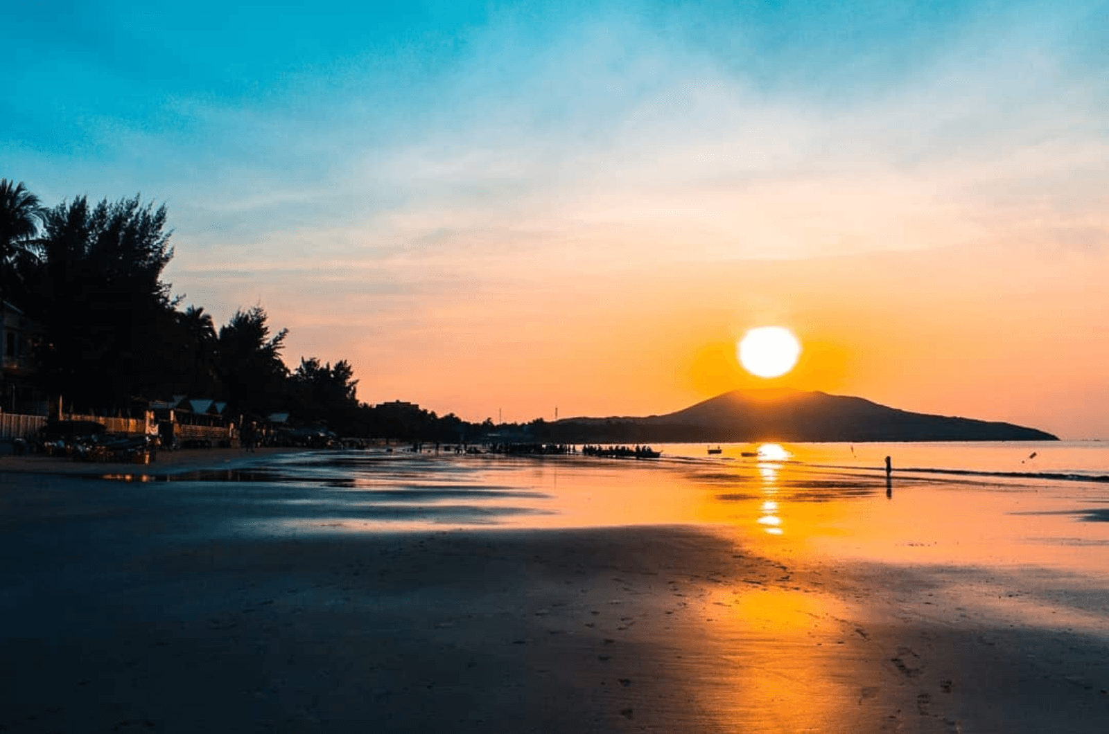Góc hoàng hôn lãng mạn trên bờ biển Bảo Ninh
