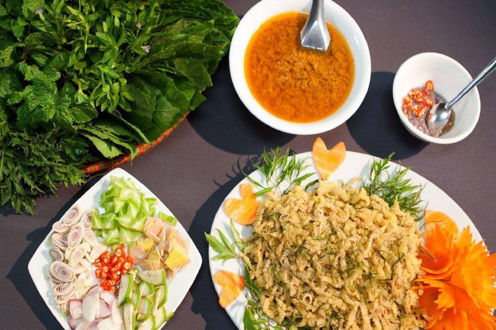 Gói cá nhệch được chế biến vô cùng kỳ công và tỉ mỉ