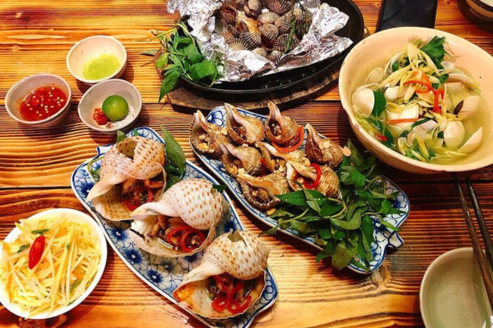 Hải sản đa dạng và được chế biến thành nhiều món 