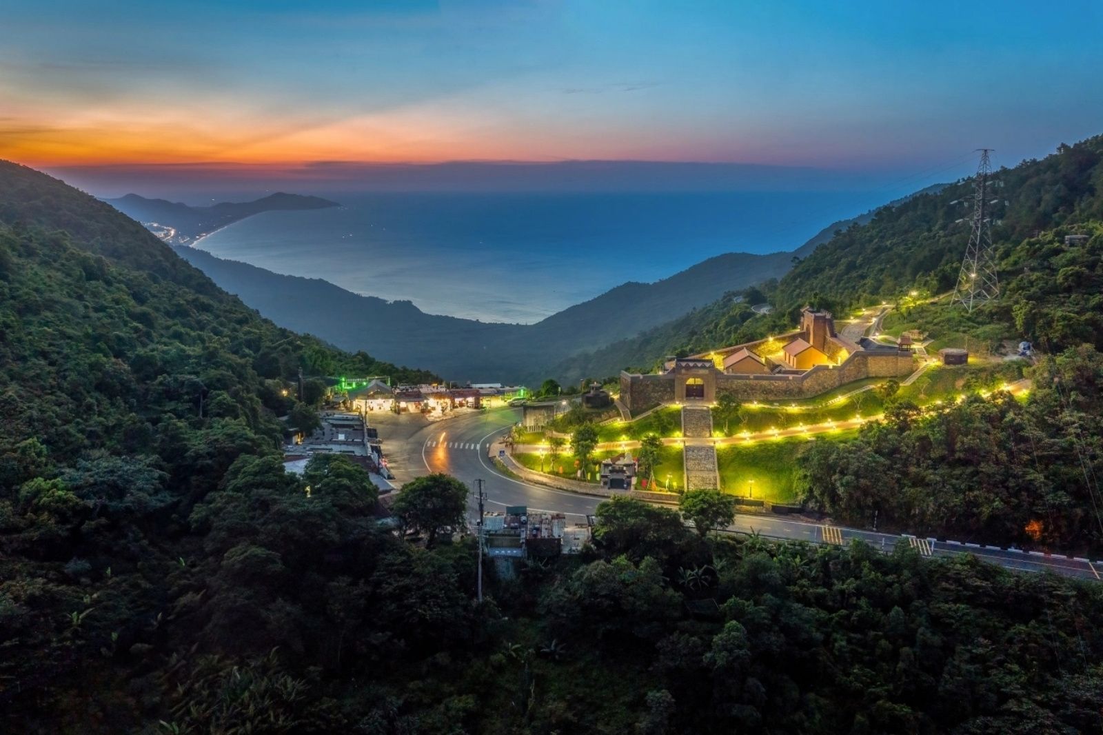 Hải Vân Quan hậu trùng tu thu hút đông đảo khách du lịch