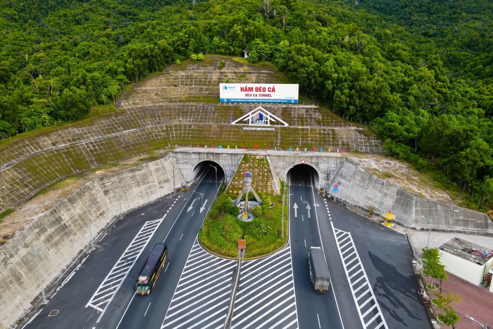 Hầm Hải Vân trở thành cầu nối giao thông huyết mạch Bắc - Nam