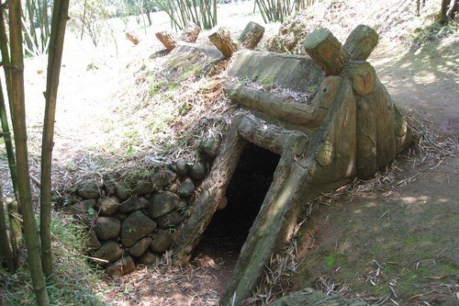 Hầm tránh bom ở địa đạo