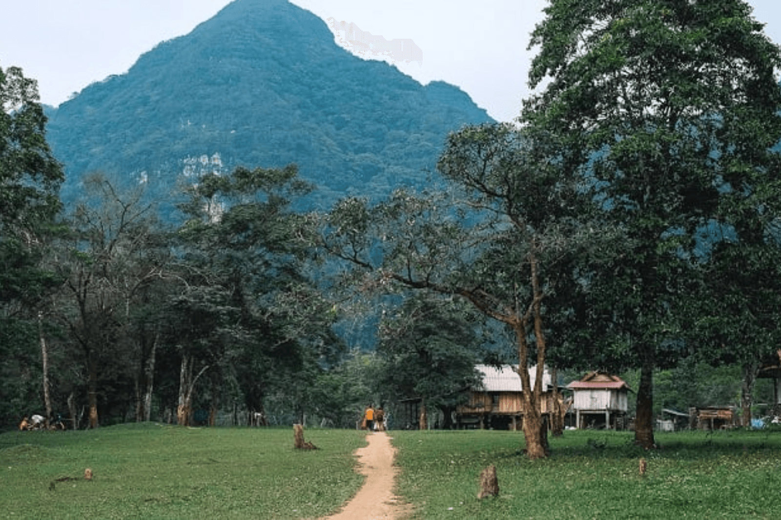 Hang Chà Lòi nằm gần bản Còi Đá