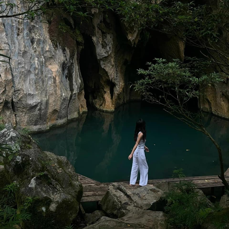 Hang Thủy Cung - Thung lũng sinh tồn