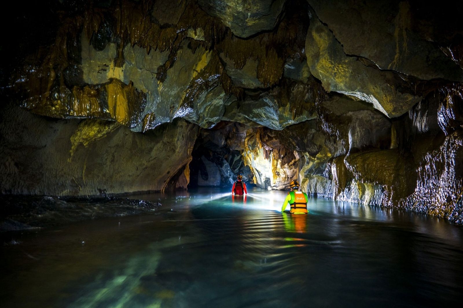 Hang-Va-vien-ngoc-an-minh-giua-long-phong-nha.jpg