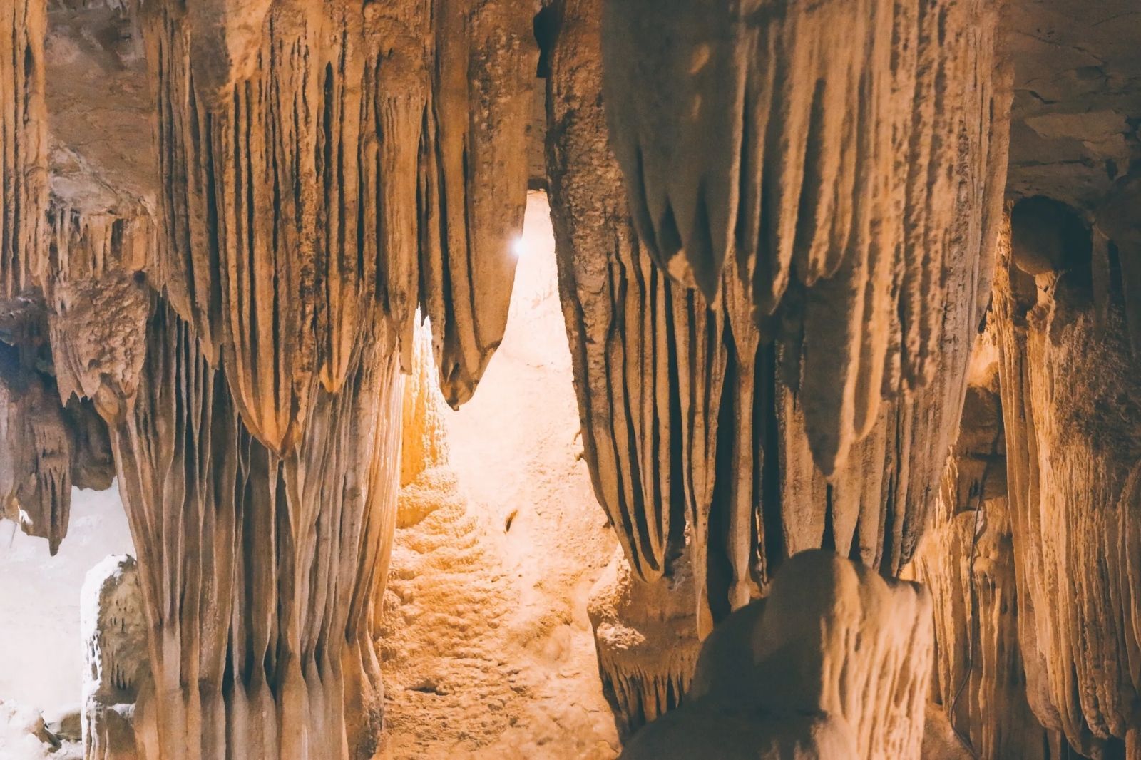 Hang Bụt nằm sâu trong Khu du lịch sinh thái Thung Nham