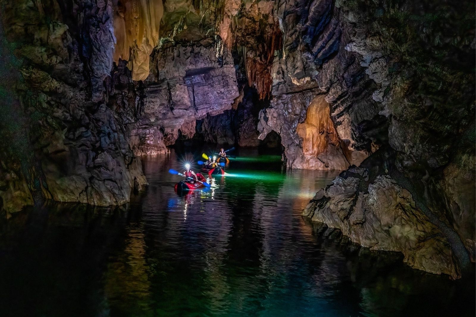 Hang động sở hữu dòng sông ngầm dài nhất thế giới