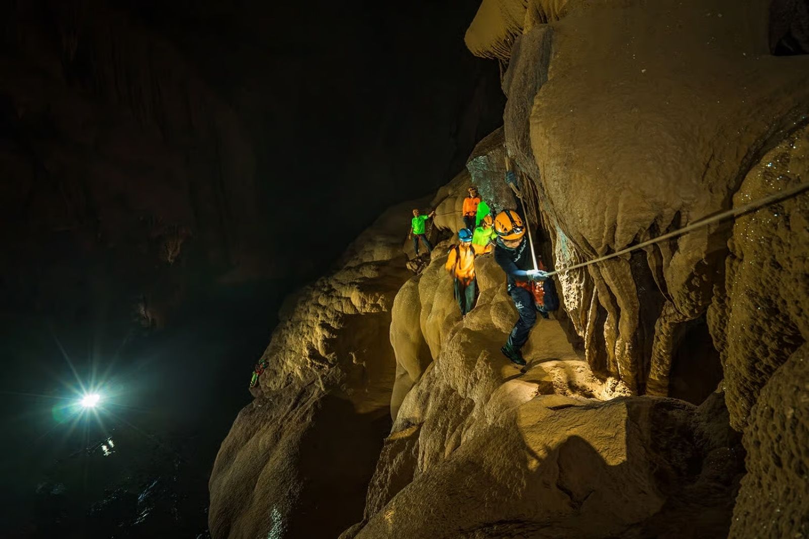 Hành trình chinh phục Hang Va đầy bí ẩn