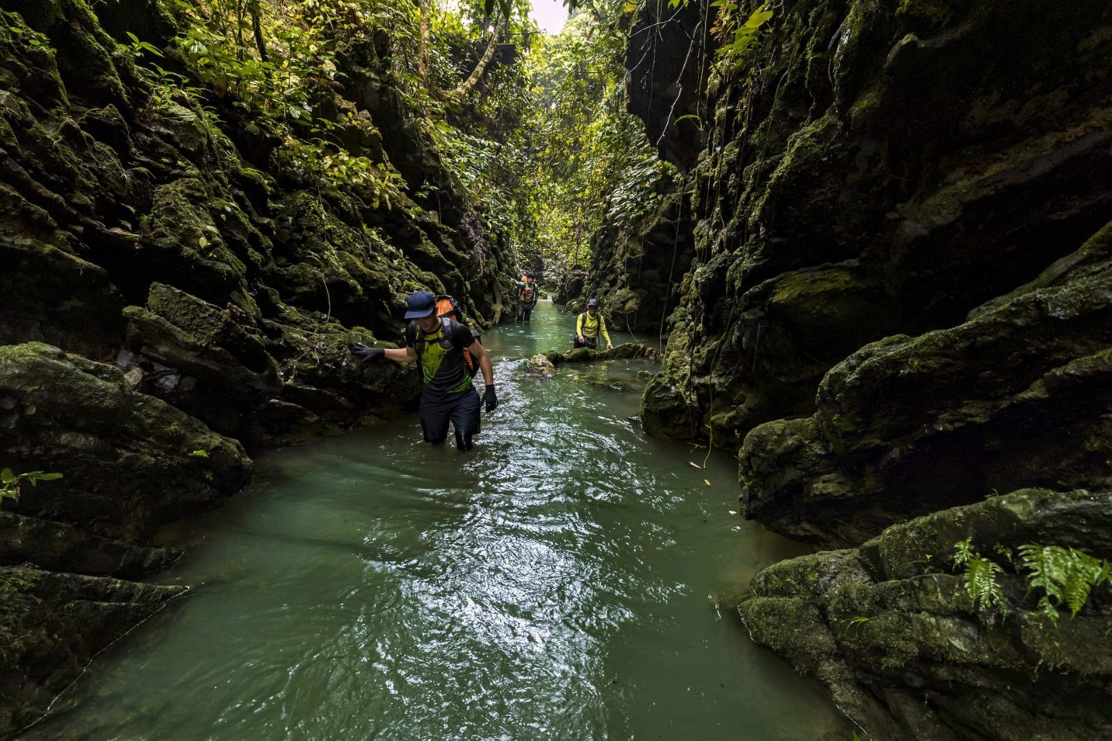 Hành trình đi qua nhiều đoạn sông suối 