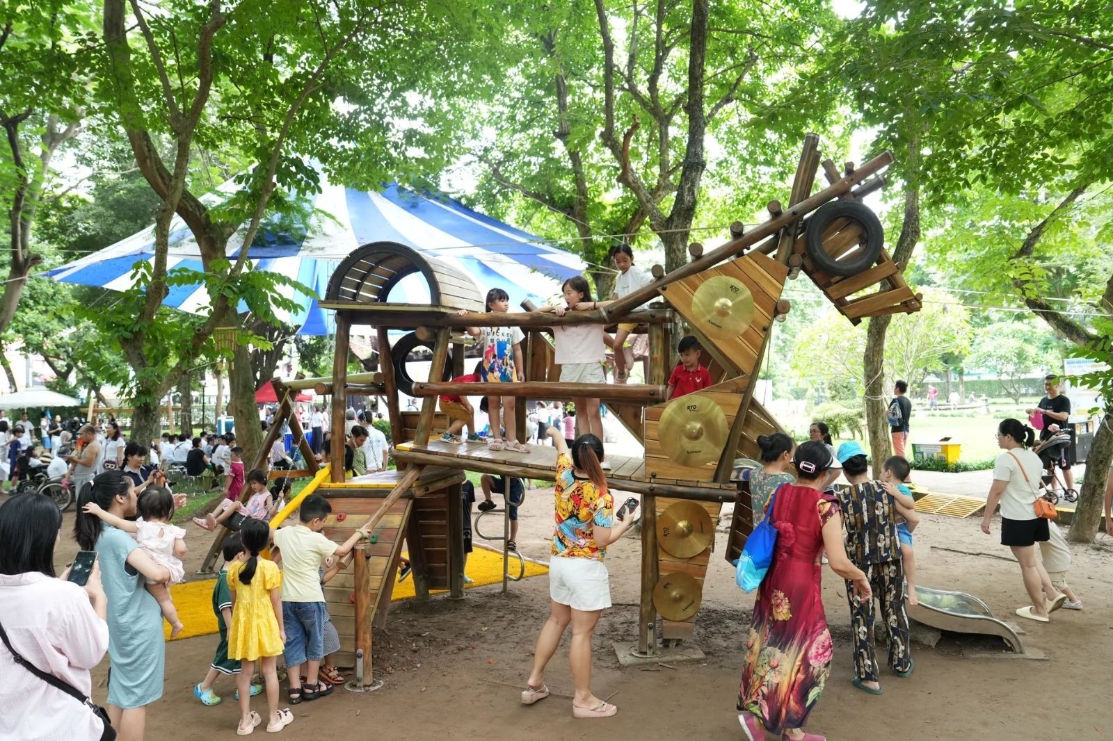 Hãy lưu giữ những kỷ niệm đẹp cho con khi đi du lịch