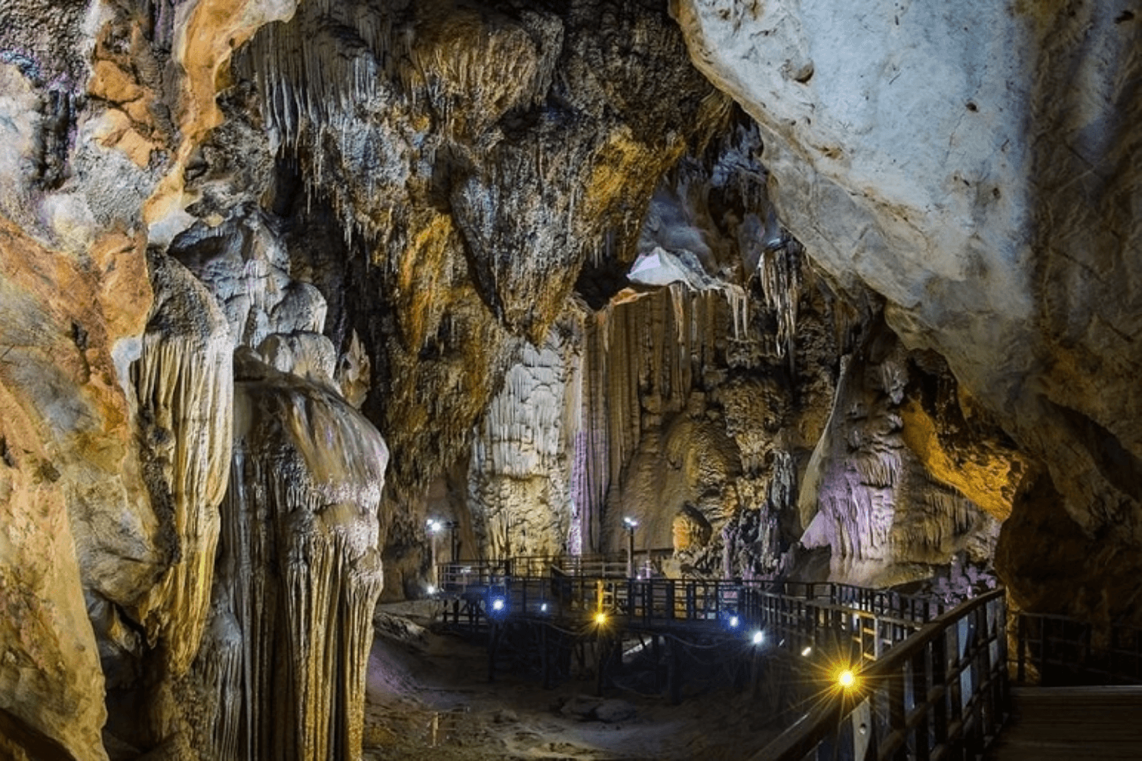 Hệ thống sàn đạo ở Động Phong Nha 
