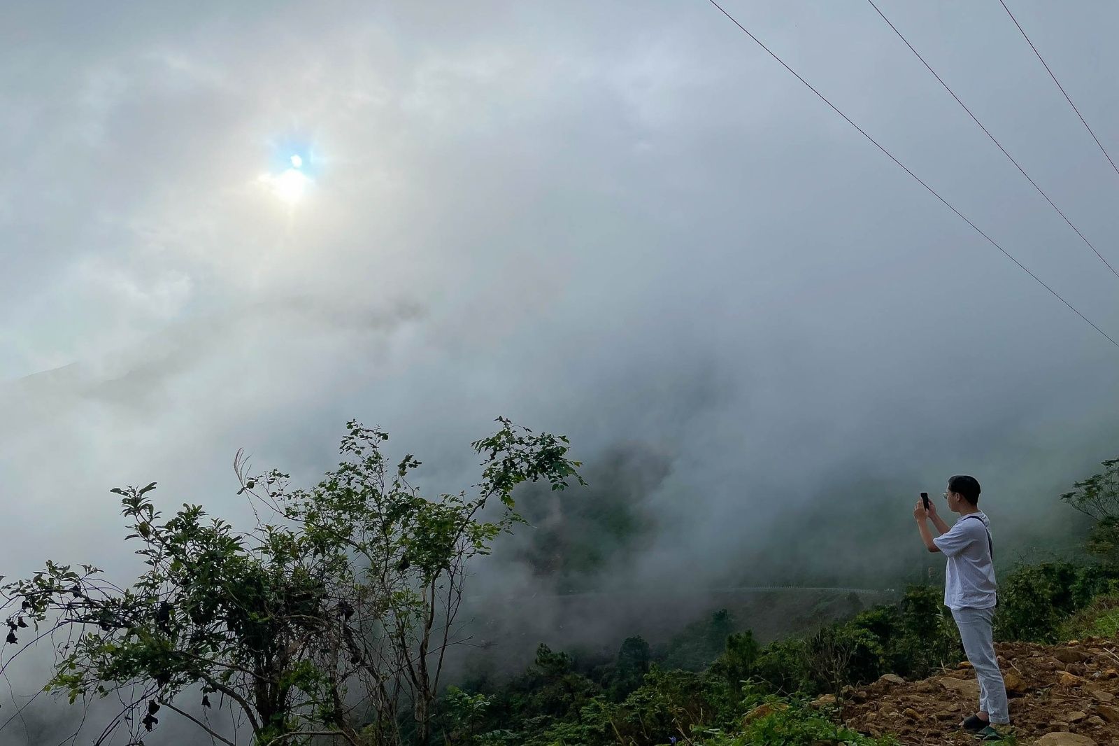 Hiện thực hóa ước mơ chạm tay vào biển mây trên đỉnh đèo Hải Vân