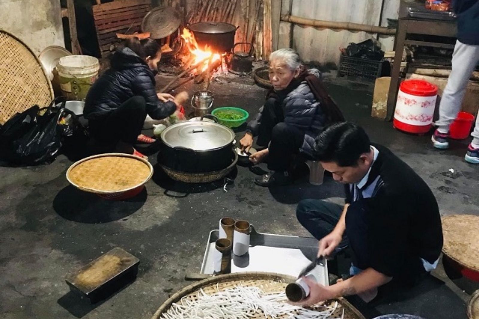 Hình ảnh giản dị bên căn bếp nhỏ