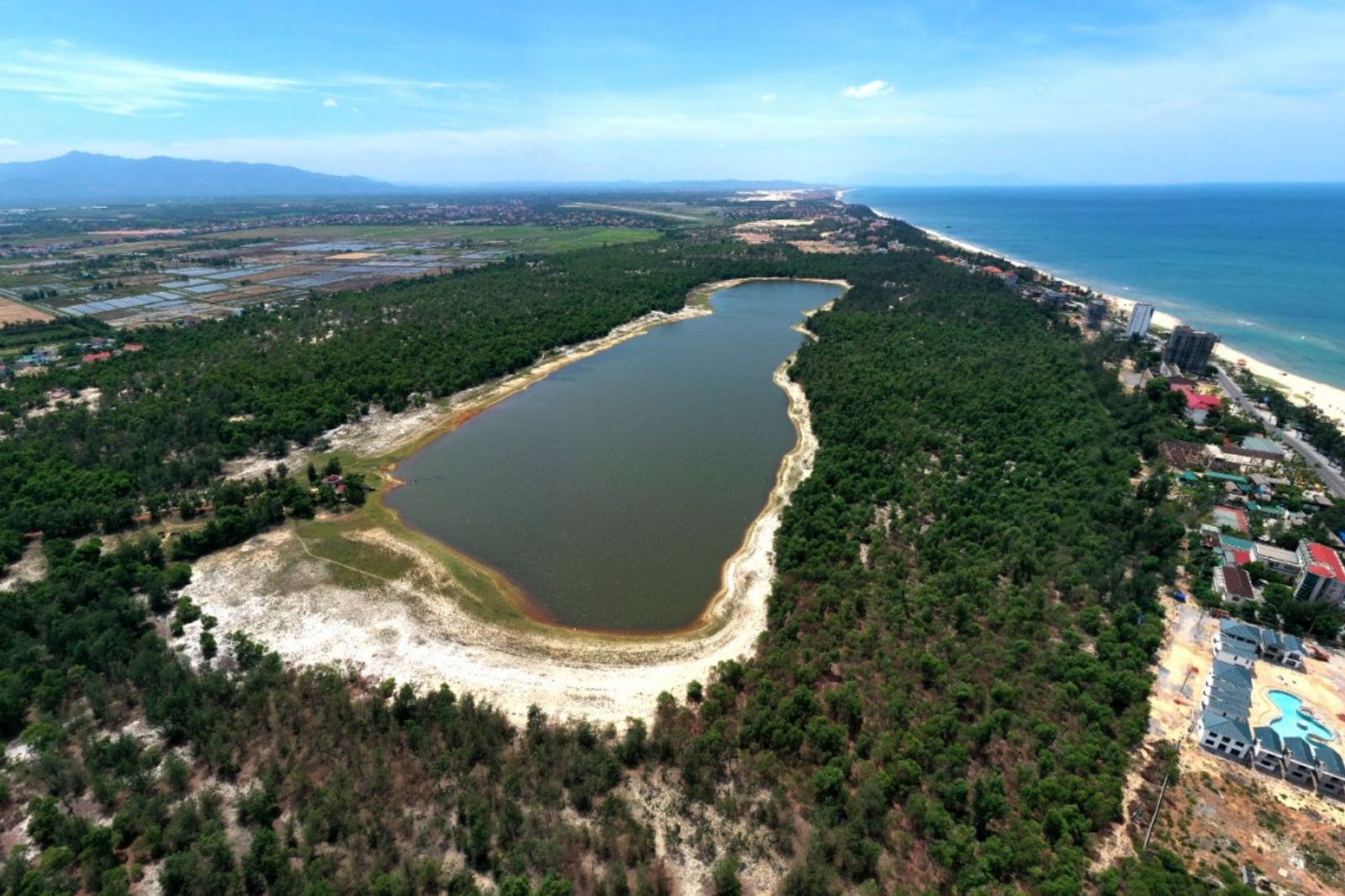 Hồ Bàu Tró là hồ nước ngọt tự nhiên nằm ngay trong lòng thành phố Đồng Hới
