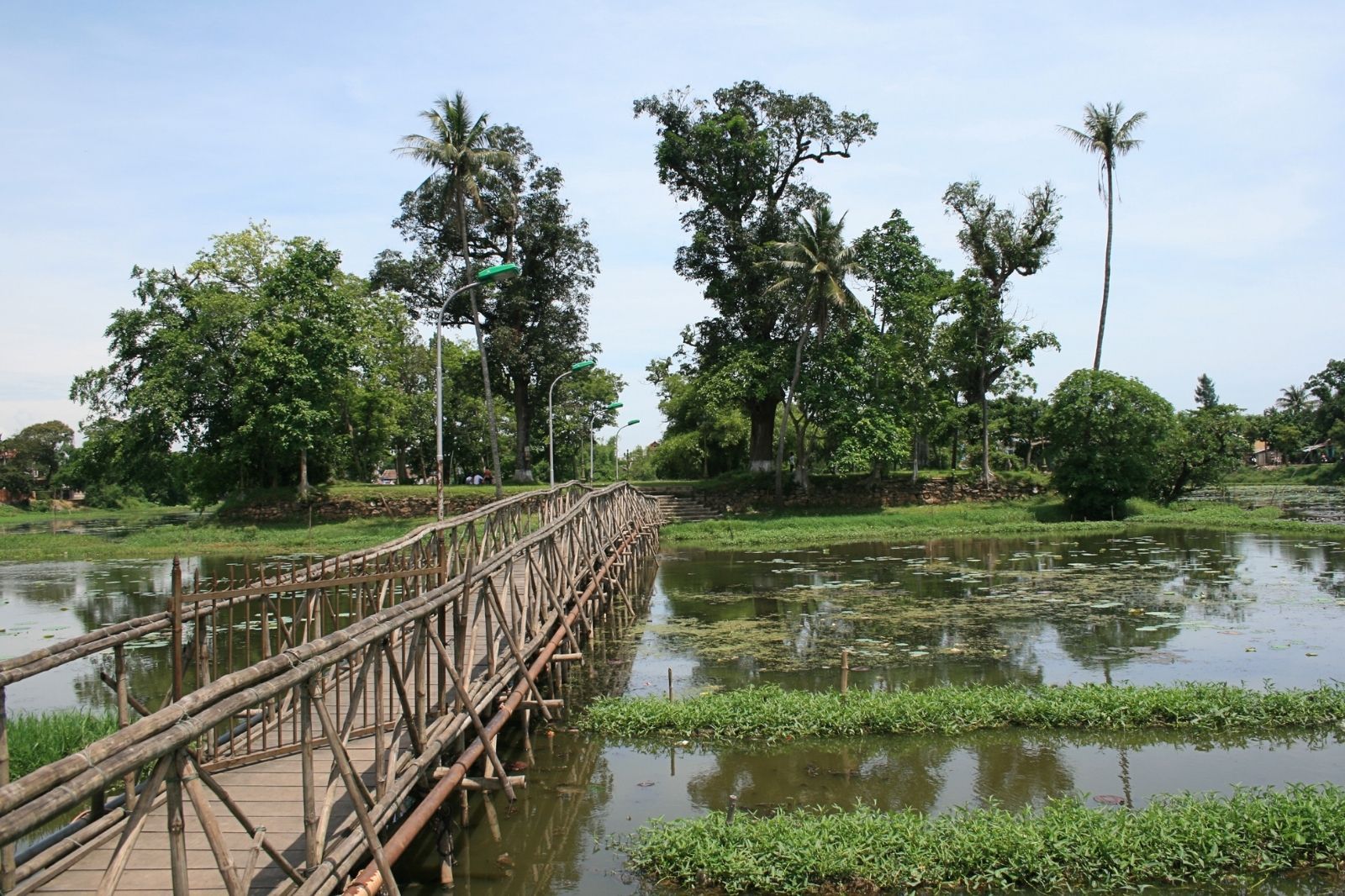 Hồ Tịnh Tâm với những cây cầu duyên dáng, nên thơ