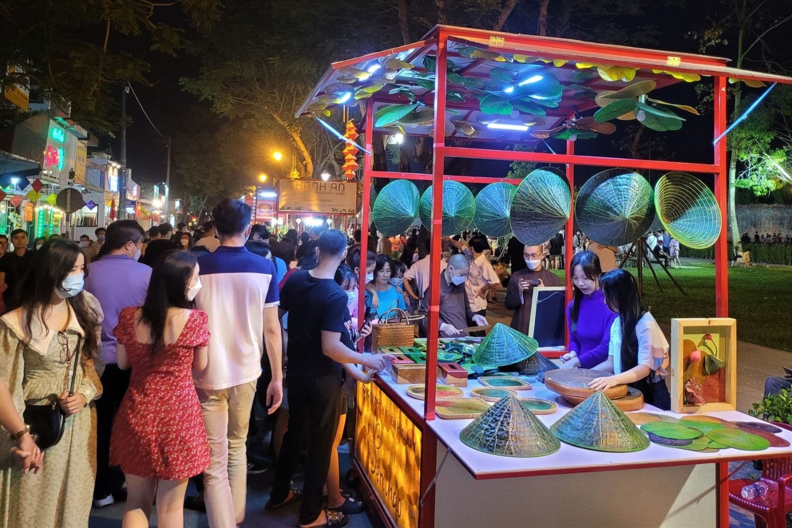 Hòa mình vào không gian văn hóa tại chợ đêm Huế