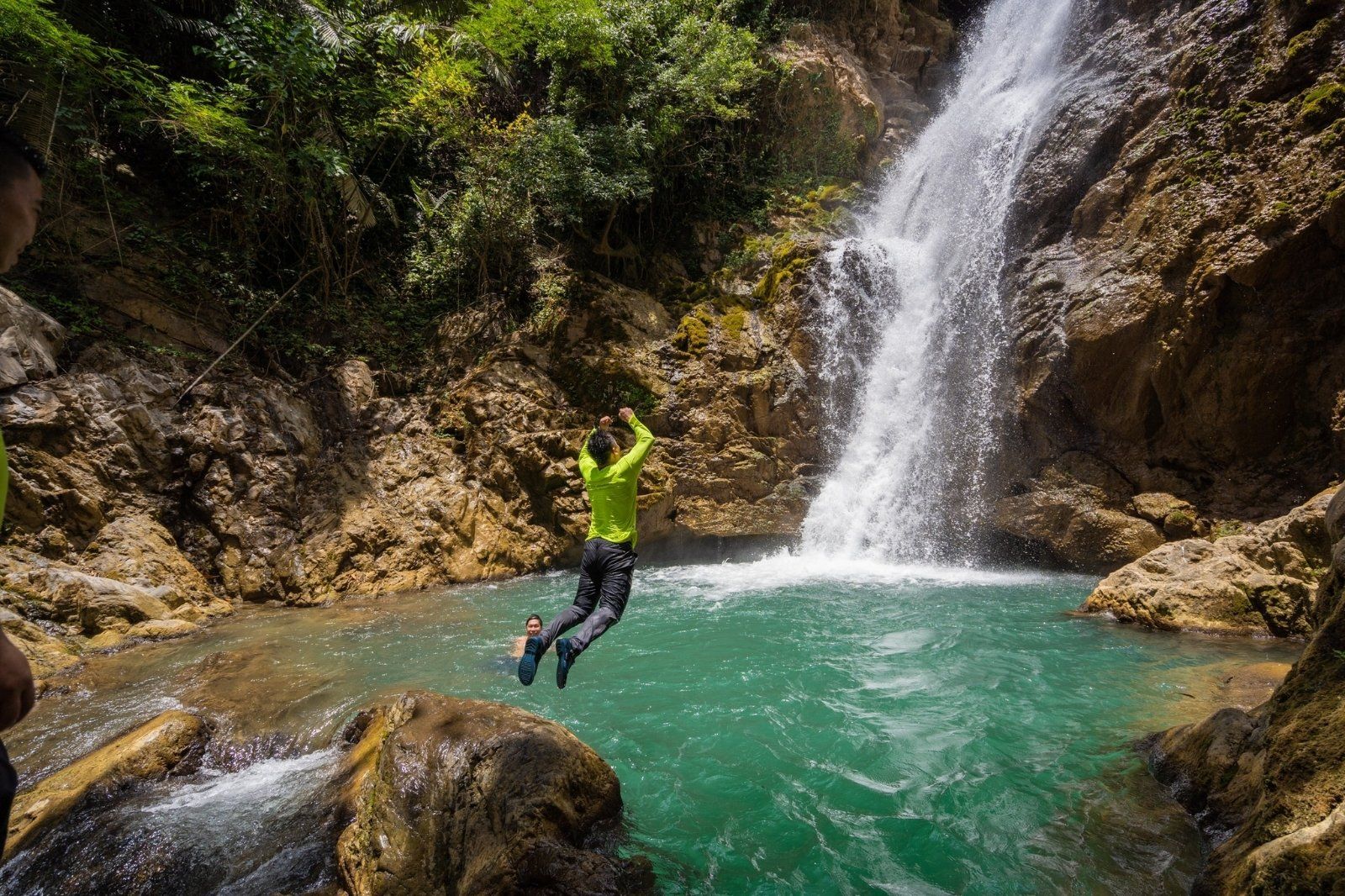 Hòa mình vào làn nước trong xanh giữa đại ngàn