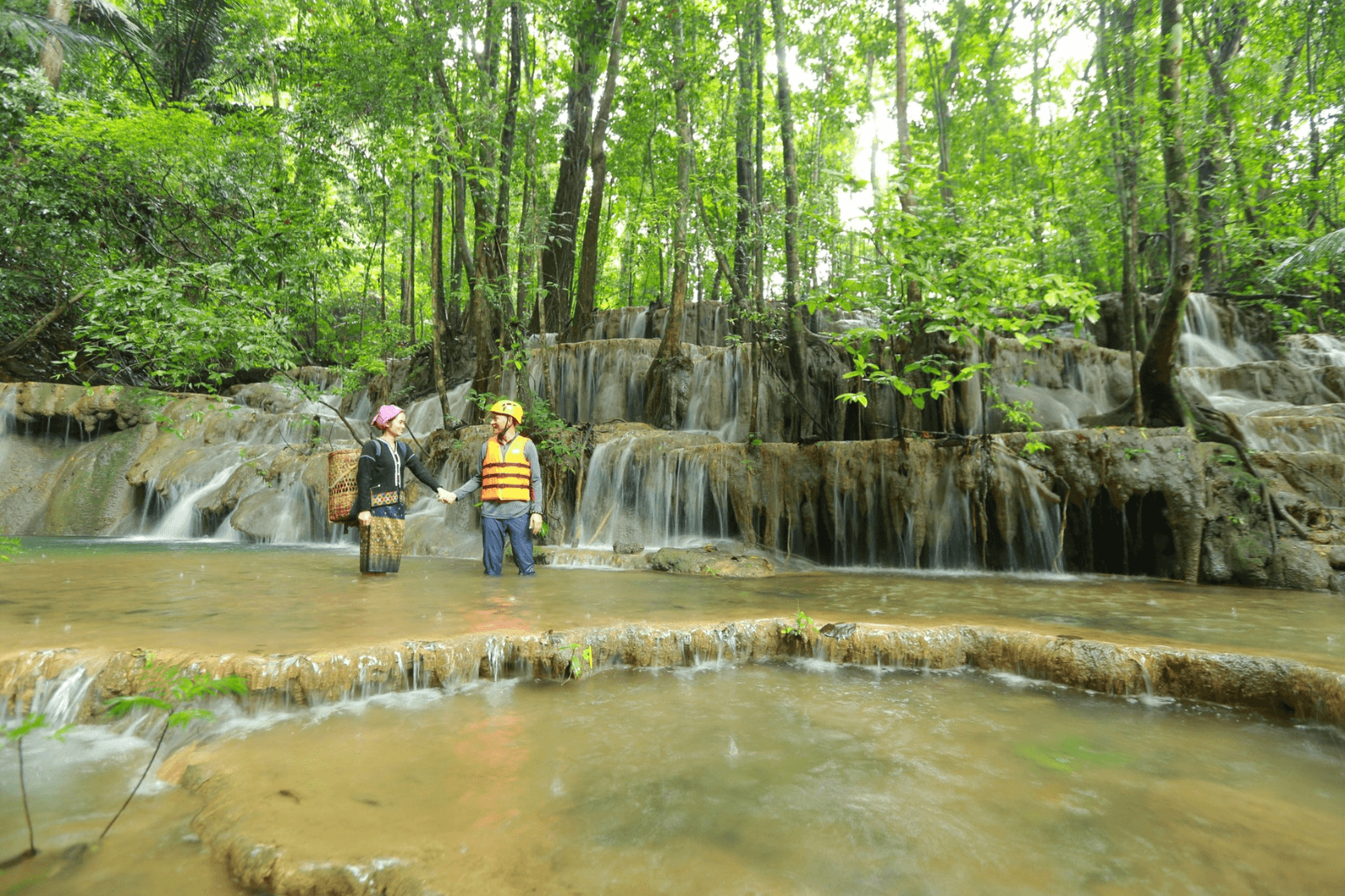 Hòa mình vào thiên nhiên khi trekking đến Thác Mụ Mệ