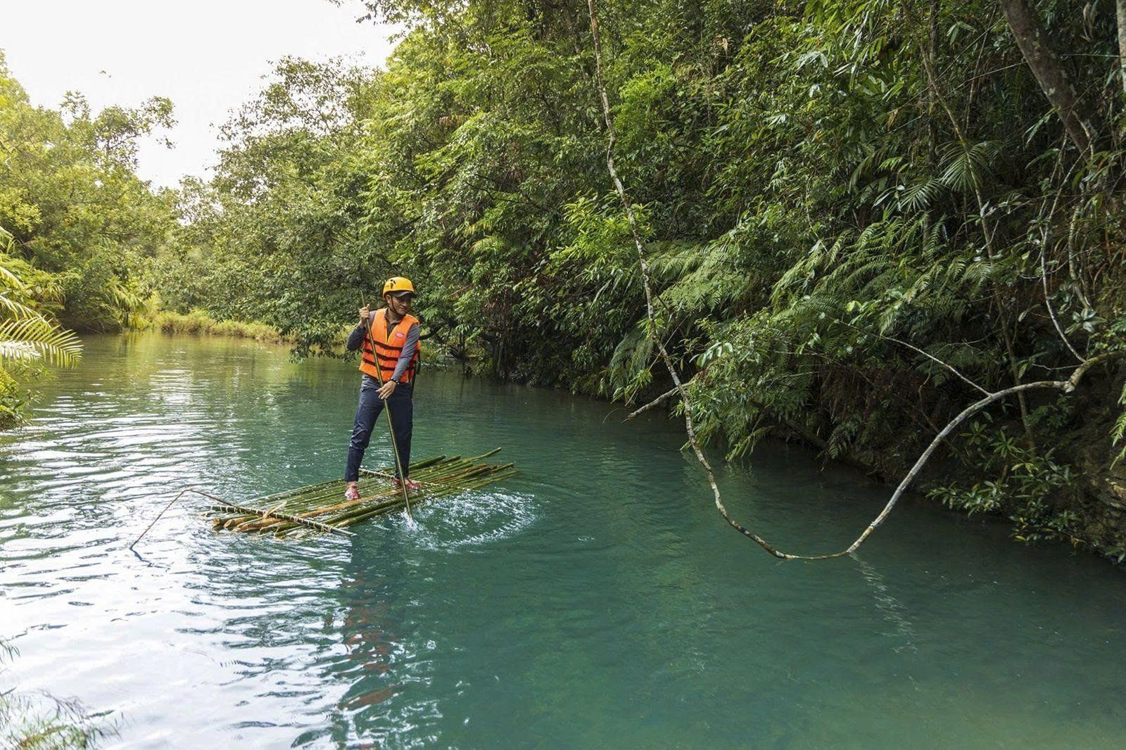 Hòa mình vào thiên nhiên khi trekking đến Thác Mụ Mệ