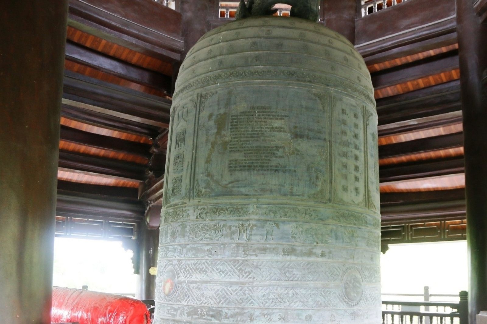 Hoa văn điêu khắc bên ngoài kiệt tác chuông đồng